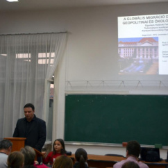 Teltházas előadás a migrációról a Partiumi Keresztény Egyetemen